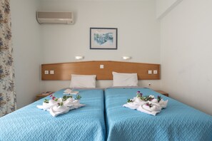 Desk, blackout drapes, soundproofing, iron/ironing board - Erato Studios & Apartments (Kos)