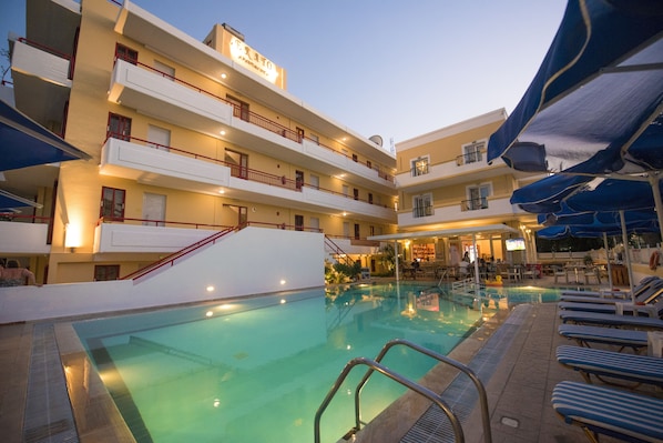 Outdoor pool, open 9:00 AM to 7:00 PM, pool umbrellas, sun loungers - Erato Studios & Apartments (Kos)