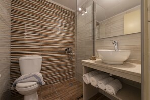 Regadera, amenidades de baño gratuitas, secadora de cabello, toallas