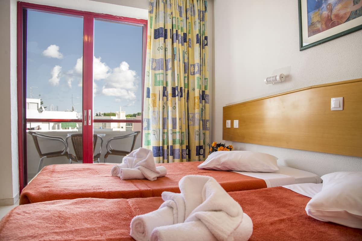 Appartement (Double) | Een bureau, verduisterende gordijnen, geluiddichte muren