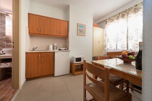 Fridge, microwave, stovetop, coffee/tea maker