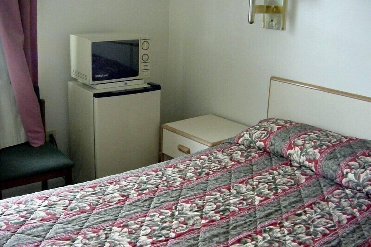 Premium bedding, desk, free WiFi