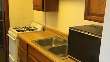 Apartment, 2 Bedrooms, Smoking (4 Double Beds, Living Room, Kitchen) | Private kitchen | Fridge, microwave