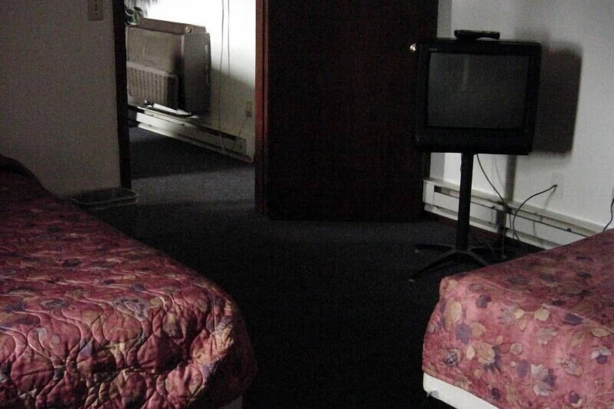 Apartment, 2 Bedrooms, Smoking (2 Double Beds, 1 Queen Bed, Kitchen) | Ruang tamu | 32 inci televisyen LED dengan saluran TV premium, TV, pemain DVD