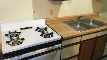 Căn hộ, 1 phòng ngủ, hút thuốc (1 King Bed, 1 Queen Bed, Kitchen) | Bếp riêng | Tủ lạnh, lò vi sóng
