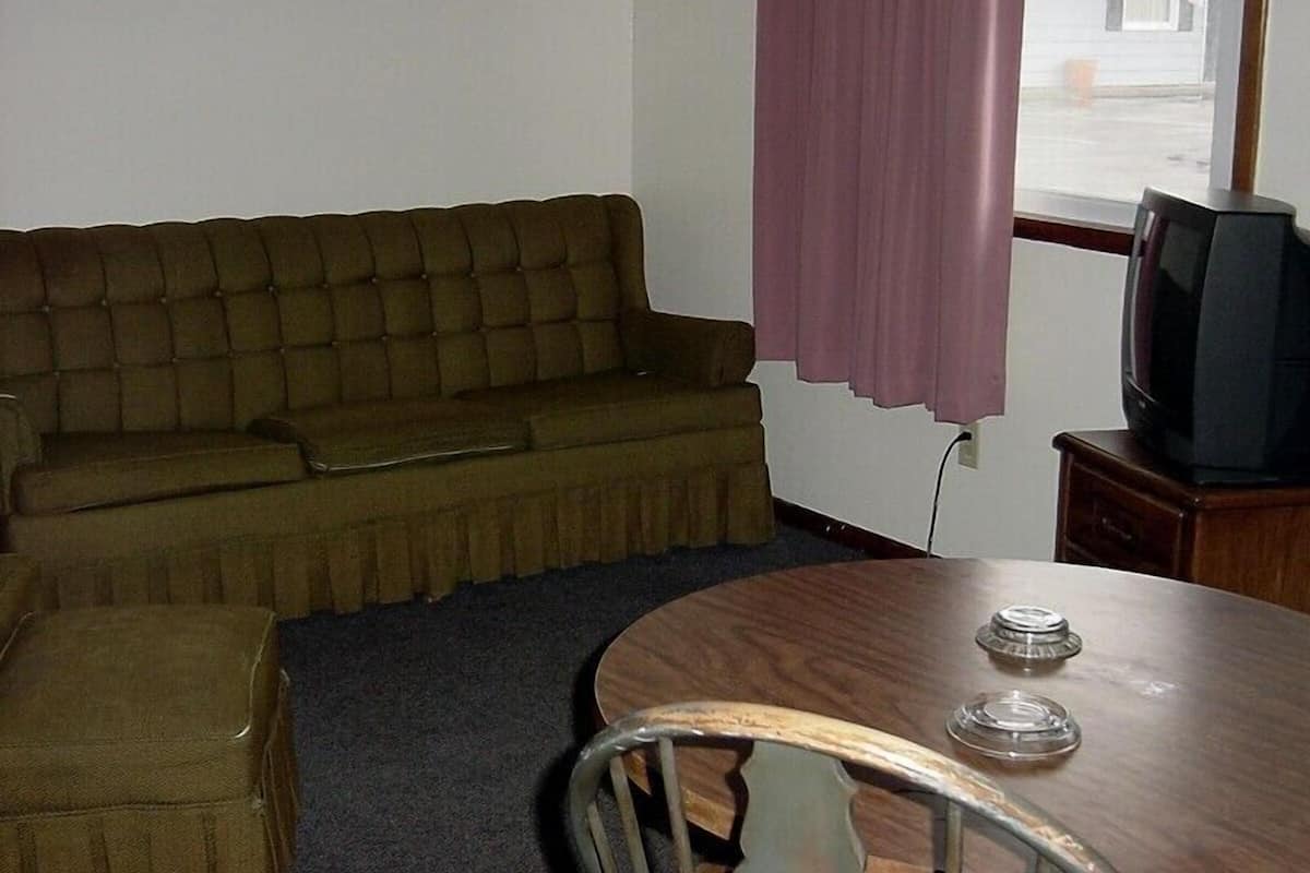Apartment, 2 Bedrooms, Smoking (4 Double Beds, Living Room, Kitchen) | Ruang tamu | 32 inci televisyen LED dengan saluran TV premium, TV, pemain DVD
