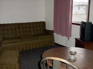 公寓, 2 間臥室, 吸煙房 (4 Double Beds, Living Room, Kitchen) | 客廳 | 32 吋LED 電視連精選電視頻道、電視、DVD 播放機