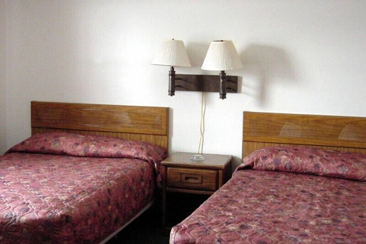 Premium bedding, desk, free WiFi