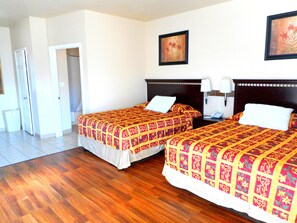 Desk, iron/ironing board, free WiFi, bed sheets - Crossroads Inn & Suites (Victoria)