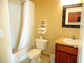 Combined shower/tub, free toiletries, towels - Crossroads Inn & Suites (Victoria)