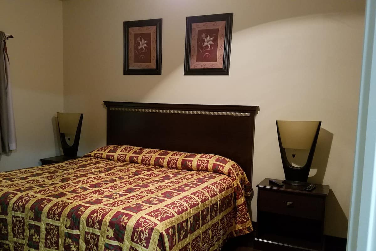 Premium Suite, 1 Bedroom, Jetted Tub | Desk, iron/ironing board, free WiFi, bed sheets