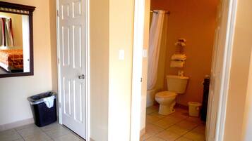 Combined shower/bathtub, free toiletries, towels