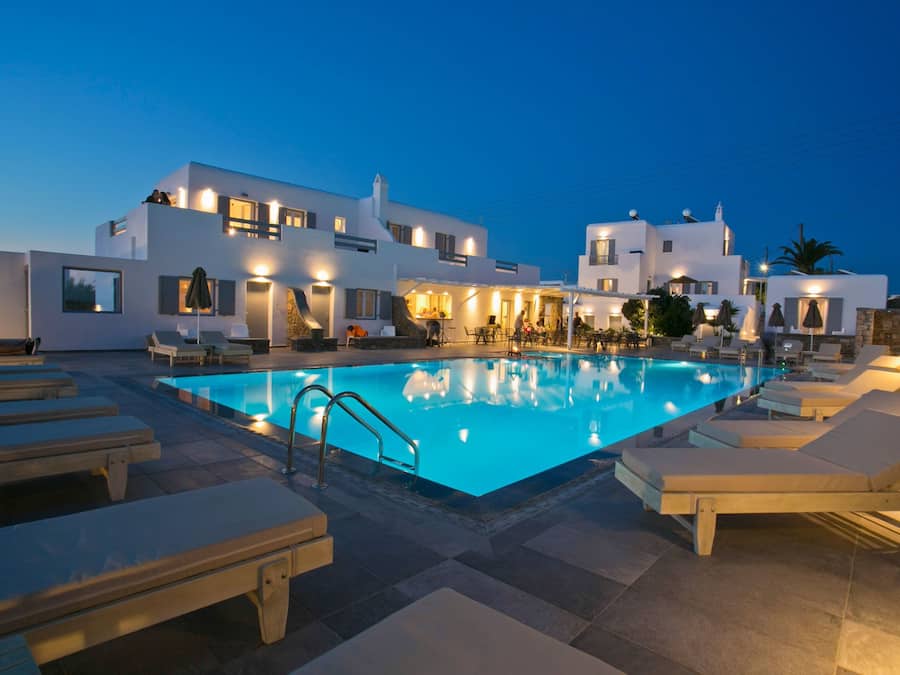 Piscina externa, guarda-sóis, espreguiçadeiras