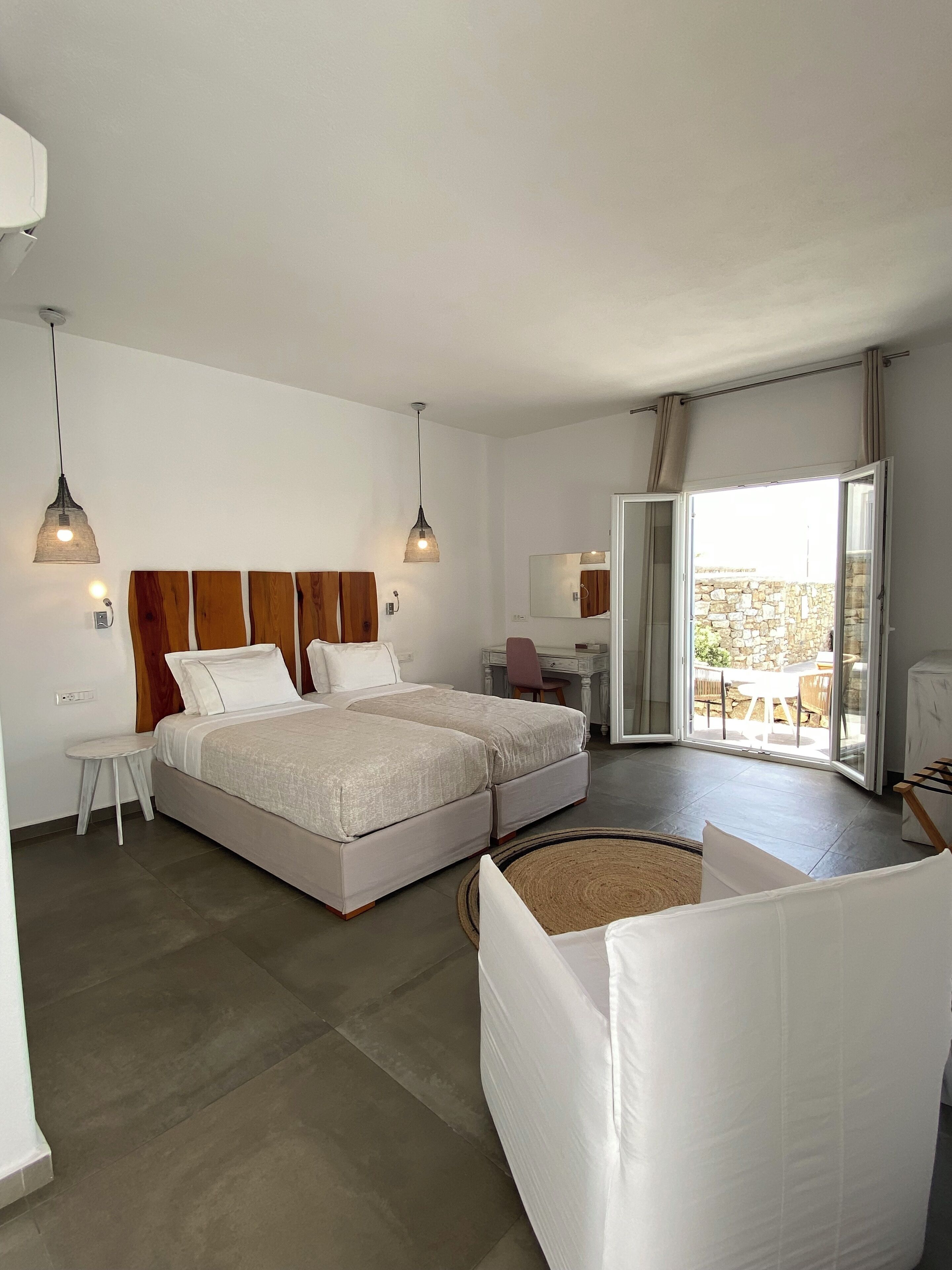 Una camera da letto moderna con un letto grande, una scrivania e vista sull'esterno.