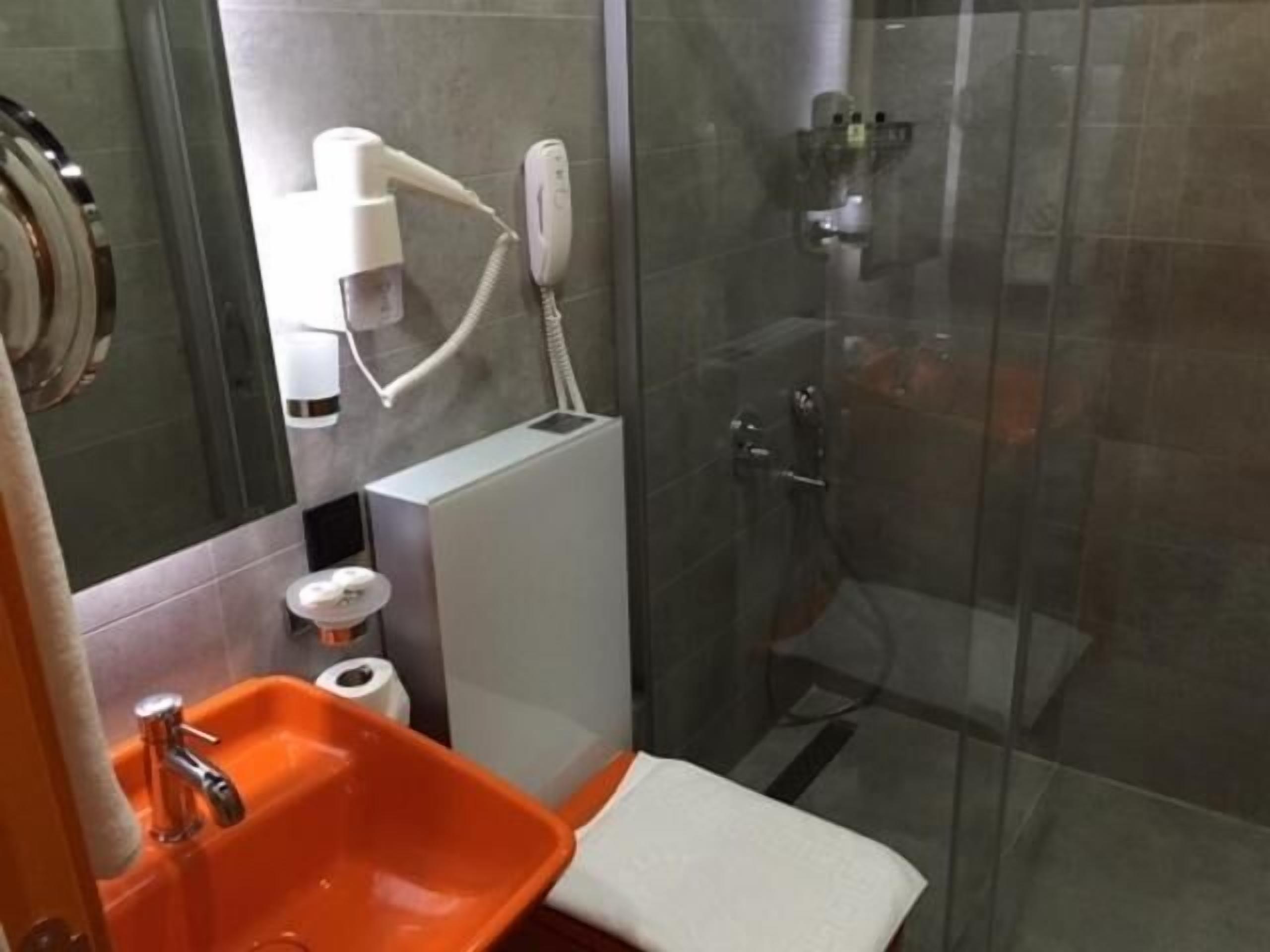 penthouse | bathroom | shower, free toiletries, hair dryer, slippers