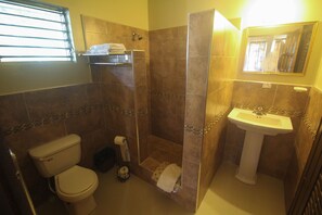 Kamar Double Ekonomi, 2 kamar tidur | Kamar mandi | Kombinasi shower/bathtub dan handuk