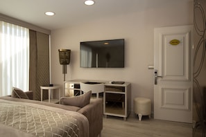 Quarto casal júnior, vista para o mar | Roupas de cama premium, edredons de pluma, frigobar, cofres nos quartos