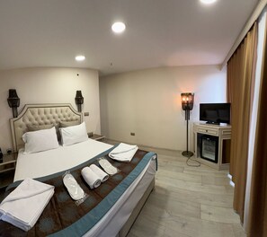 Premium bedding, down duvets, minibar, in-room safe - Le Marde Hotel (Istanbul)