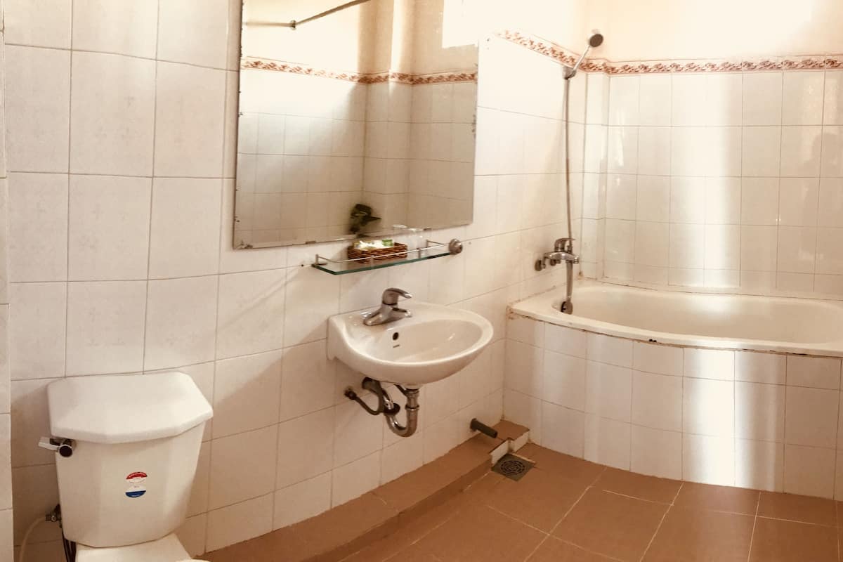 triple room | bathroom | shower, free toiletries, hair dryer, slippers