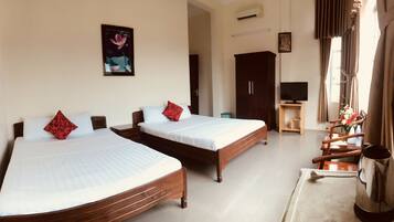 Frigobar, cofres nos quartos, escrivaninha, quartos à prova de som