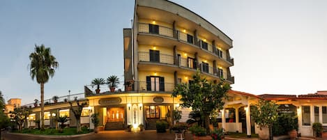 Boendets fasad - kväll/natt