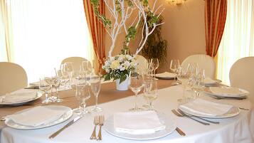 Ze serveren er lunch en diner