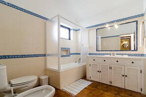 Apartamento, 2 habitaciones | Baño | Ducha y bañera combinadas y toallas