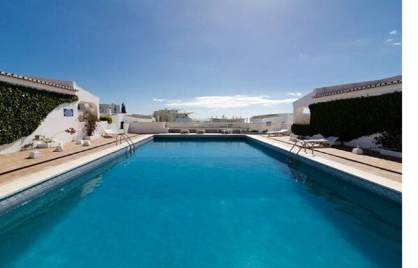 Piscine extérieure, parasols, chaises longues