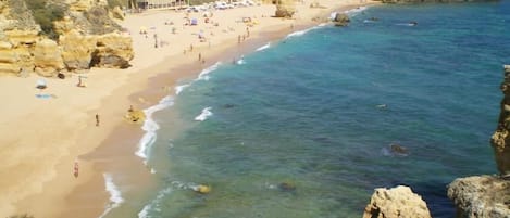 Una spiaggia nelle vicinanze