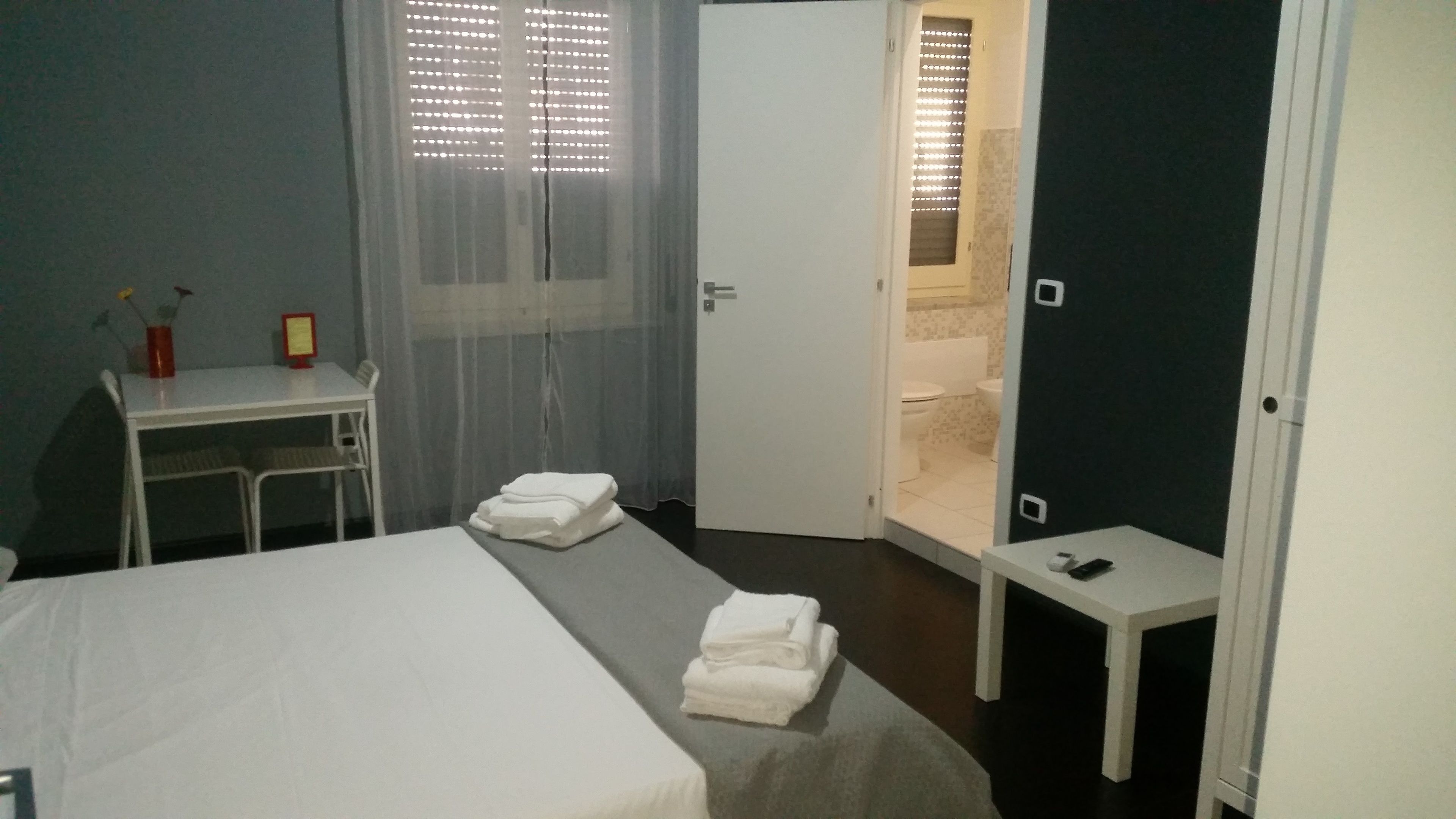 Standard-huone | Ylelliset vuodevaatteet, työpöytä, silitysrauta/-lauta