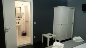 Kamar Standar | Seprai premium, meja kerja, dan setrika/meja setrika