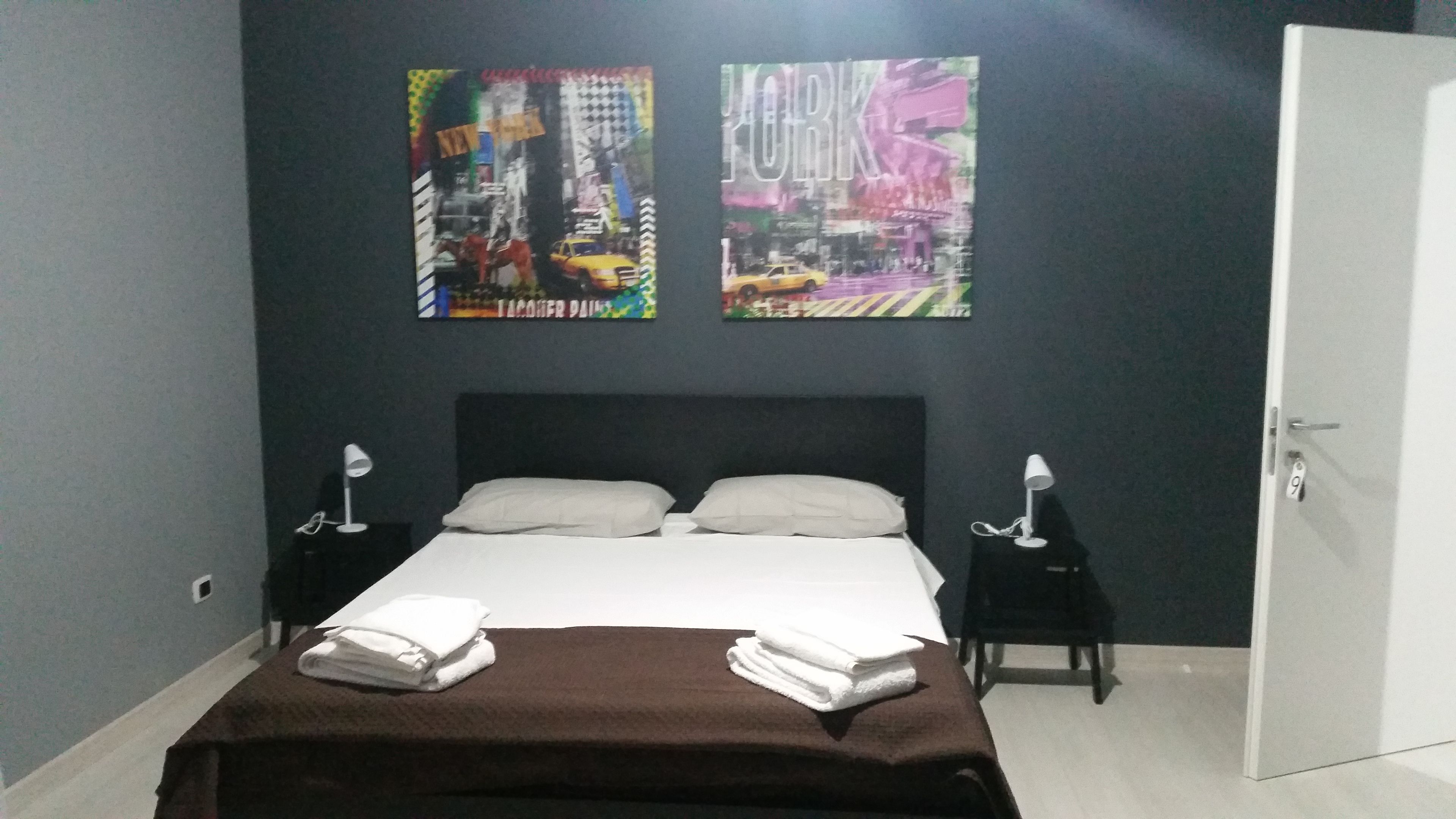 Standard-huone | Ylelliset vuodevaatteet, työpöytä, silitysrauta/-lauta