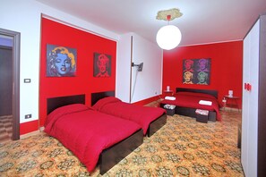 ห้องสแตนดาร์ด | เครื่องนอนระดับพรีเมียม, โต๊ะทำงาน, เตารีด/โต๊ะรีดผ้า