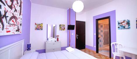 Hochwertige Bettwaren, Schreibtisch, Bügeleisen/Bügelbrett