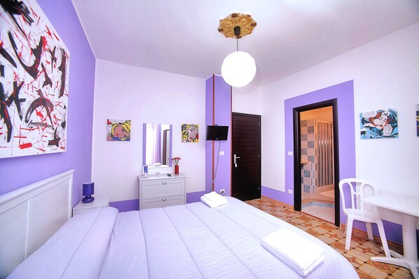 เครื่องนอนระดับพรีเมียม, โต๊ะทำงาน, เตารีด/โต๊ะรีดผ้า