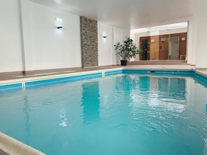 Indoor pool, outdoor pool, pool umbrellas, pool loungers - Aparthotel Calema Avenida Jardim (Vila Real Santo Antonio)