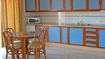 Frigorífico, microondas, placa de cocina y utensilios de cocina