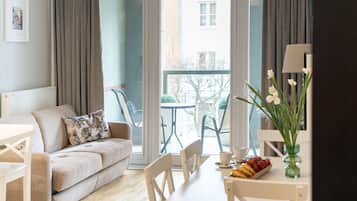 Suite, 1 habitación, balcón | Zona de estar | Una televisión de pantalla plana