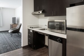 Schreibtisch, Bügeleisen/Bügelbrett, kostenlose Babybetten