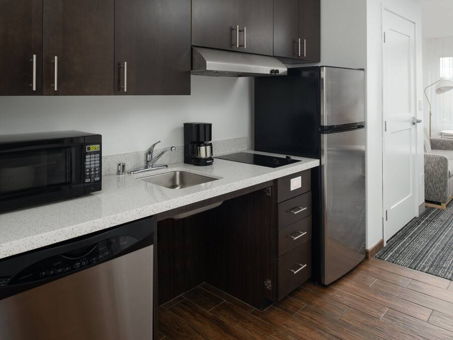 Coffee/tea maker, fridge, microwave, stovetop