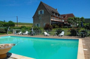 Seasonal outdoor pool, open 9:00 AM to 7:30 PM, pool umbrellas - Le Relais des 5 Chateaux (Vezac)