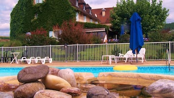 Piscina stagionale all'aperto, ombrelloni da piscina, lettini