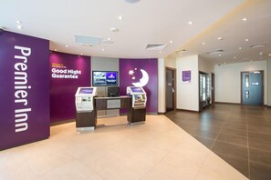 Reception - Premier Inn London Brentford (Brentford)