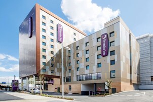 Un hotel de varios pisos, diseño moderno y un llamativo letrero de Premier Inn.
