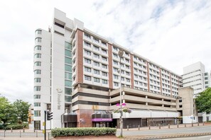 Exterior - Premier Inn London Kingston Upon Thames (Kingston Upon Thames)