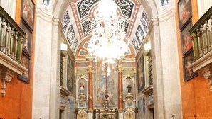 A church interior with wooden pews, a central altar, and ornate ceiling decorations. - Parador Casa da Insua (Penalva Do Castelo)