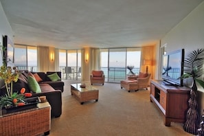 Condo, 2 Bedrooms | Living room