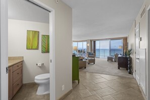 Condo, 2 habitaciones | Baño | Toallas y shampoo 