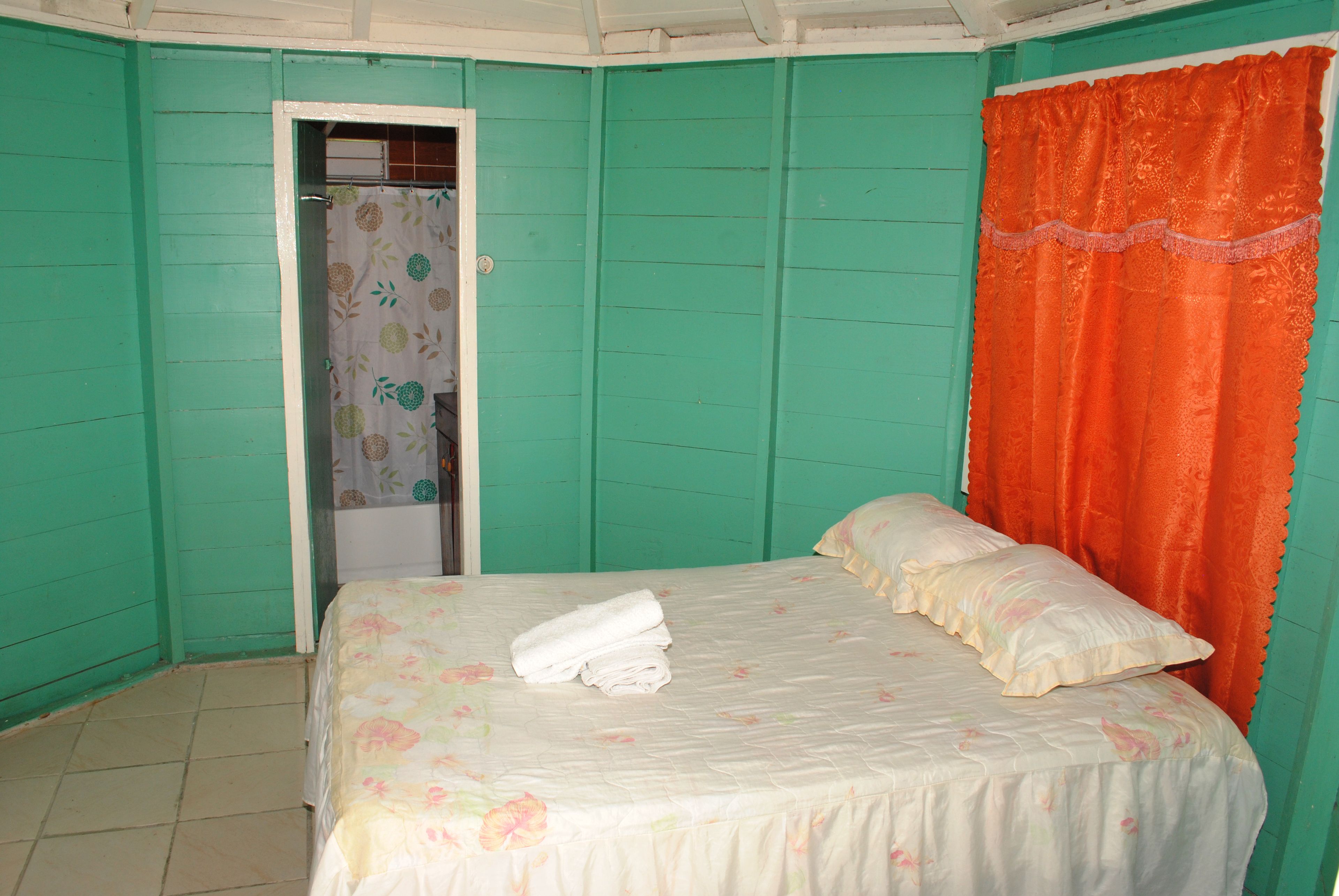 Basic Cottage | Minibar, desk, bed sheets