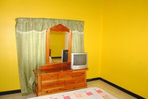 Standard Room, 1 Double Bed (with Ceiling Fan) | Minibar, desk, bed sheets - Bluefields on the Bay (Bluefields)